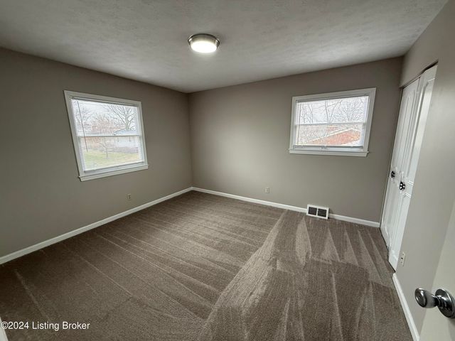 10410 Foxboro Dr, Louisville, KY 40223