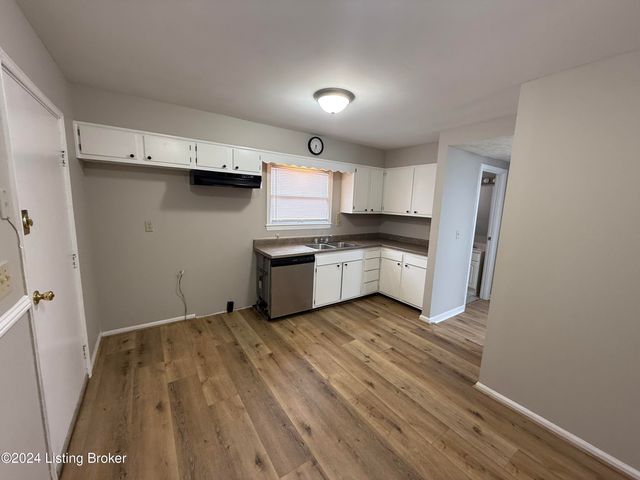 10410 Foxboro Dr, Louisville, KY 40223