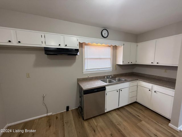 10410 Foxboro Dr, Louisville, KY 40223