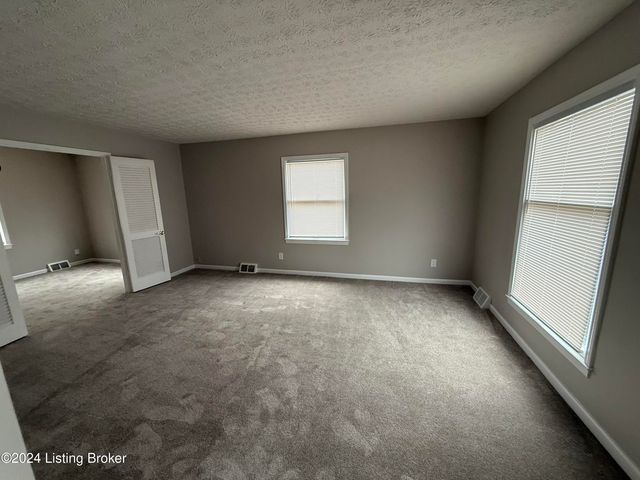 10410 Foxboro Dr, Louisville, KY 40223