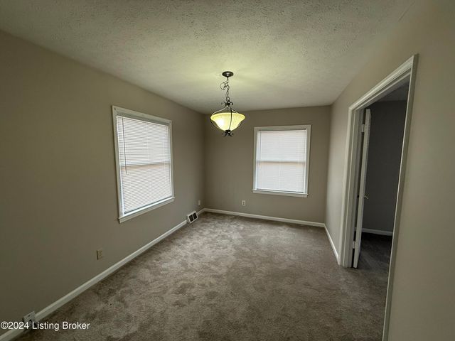 10410 Foxboro Dr, Louisville, KY 40223
