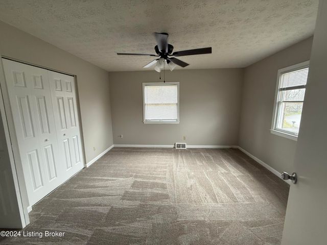 10410 Foxboro Dr, Louisville, KY 40223