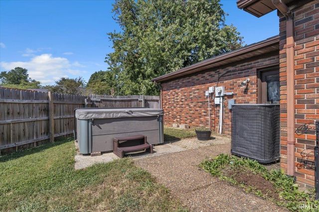 8215 Kingswood Court, Evansville, IN 47715
