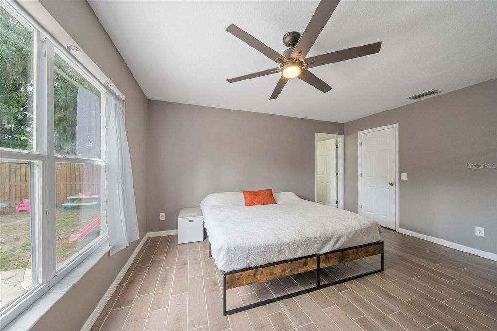 Image 17 of property listing at 11887 DUNSTER LANE, Parrish, FL 34219