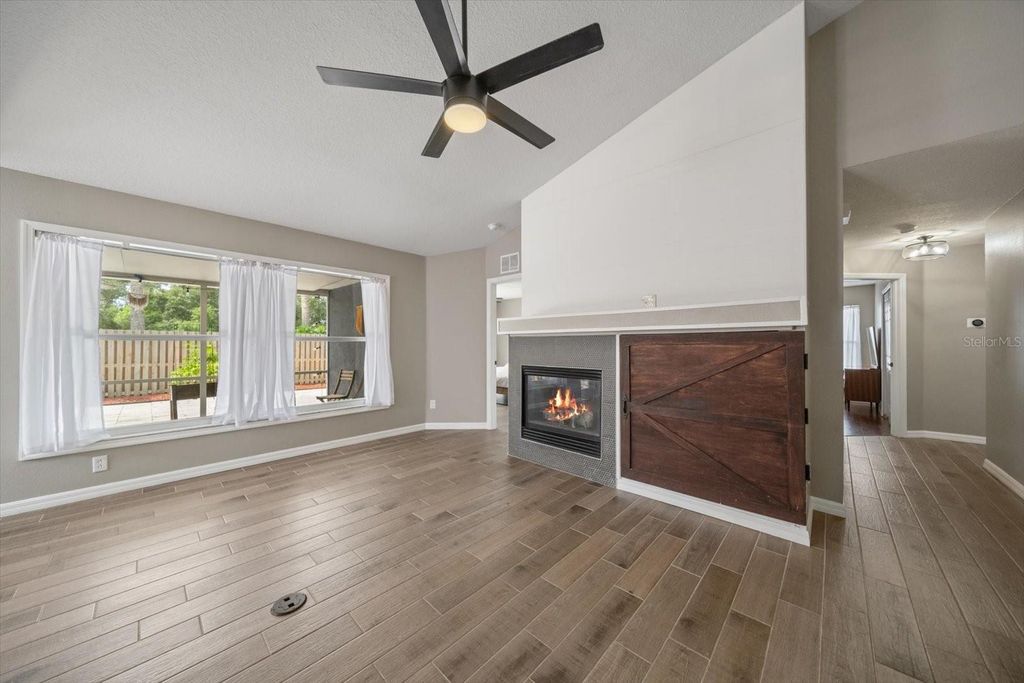 Image 4 of property listing at 11887 DUNSTER LANE, Parrish, FL 34219