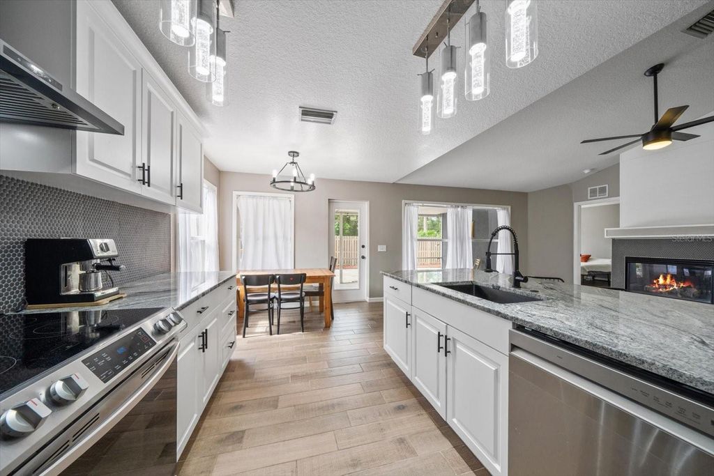 Image 10 of property listing at 11887 DUNSTER LANE, Parrish, FL 34219