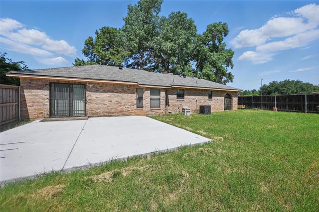 2701 Mims Street, Fort Worth, TX 76112