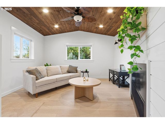 336 ACACIA Ave, Woodburn, OR 97071