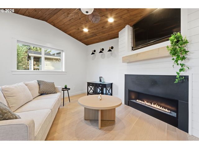 336 ACACIA Ave, Woodburn, OR 97071