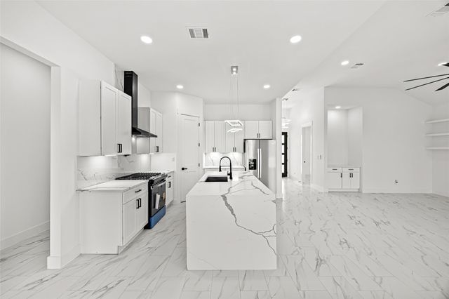 1519 Waco St, Dayton, TX 77535