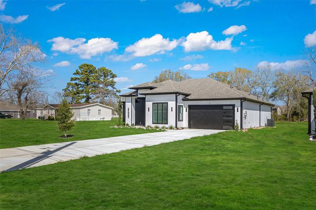 1519 Waco St, Dayton, TX 77535