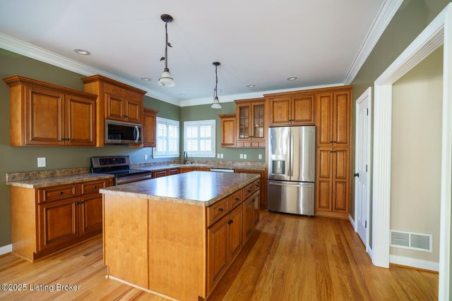 9005 Hiview Ln, Louisville, KY 40272