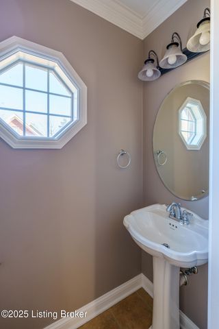 9005 Hiview Ln, Louisville, KY 40272