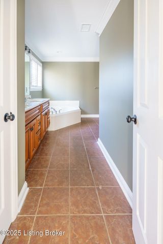 9005 Hiview Ln, Louisville, KY 40272