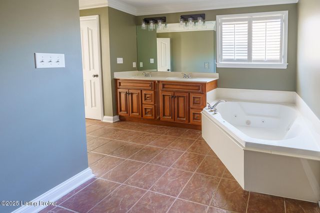 9005 Hiview Ln, Louisville, KY 40272