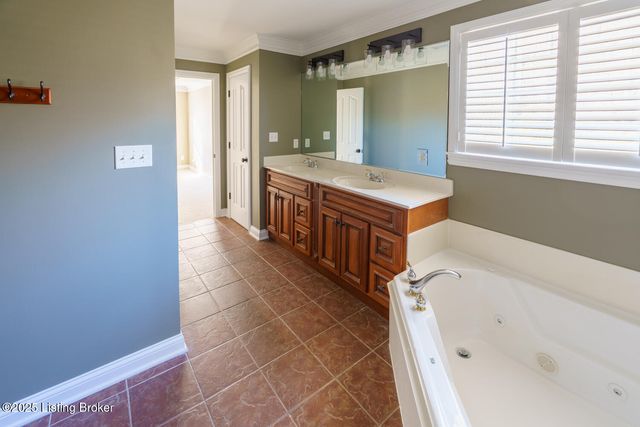 9005 Hiview Ln, Louisville, KY 40272