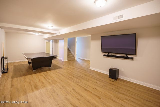 9005 Hiview Ln, Louisville, KY 40272