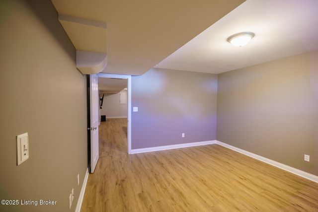 9005 Hiview Ln, Louisville, KY 40272