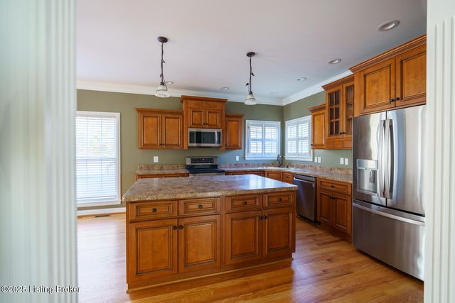 9005 Hiview Ln, Louisville, KY 40272