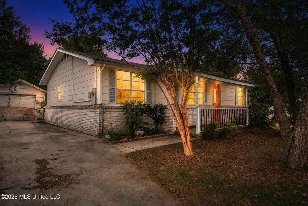 338 Carroll Avenue, Bay Saint Louis, MS 39520