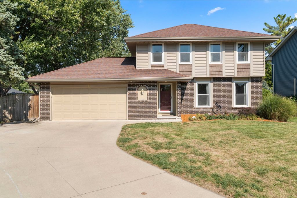 2242 Camelot Court, Altoona, IA 50009