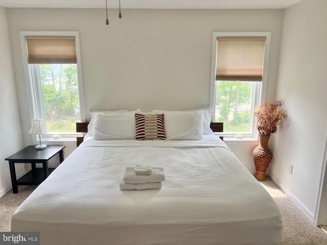 64 LONGVIEW DR, Lake Harmony, PA 18624