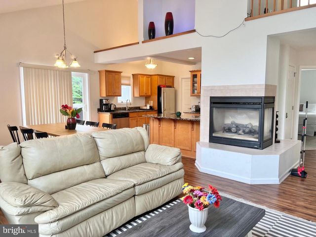 64 LONGVIEW DR, Lake Harmony, PA 18624