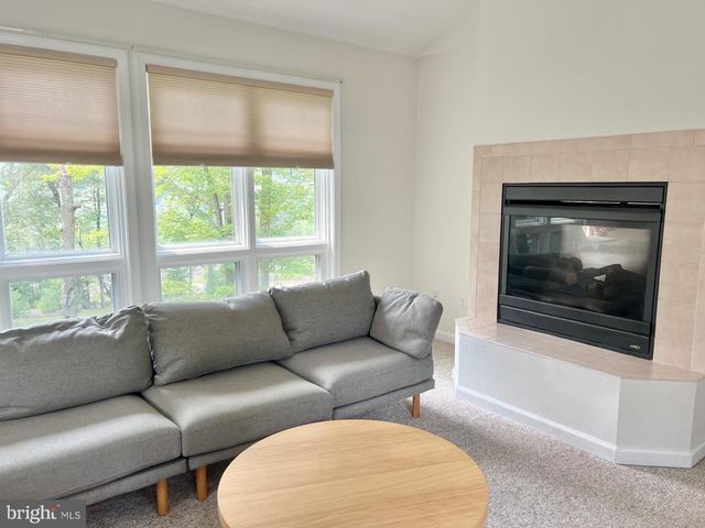 64 LONGVIEW DR, Lake Harmony, PA 18624