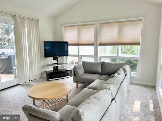 64 LONGVIEW DR, Lake Harmony, PA 18624