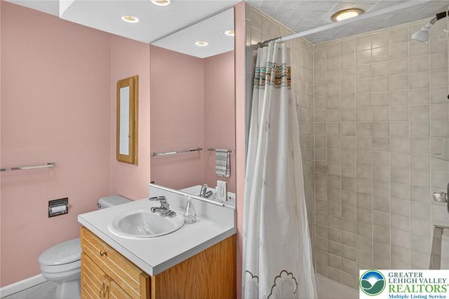 5524 Willow Way, Upper Macungie Twp, PA 18069