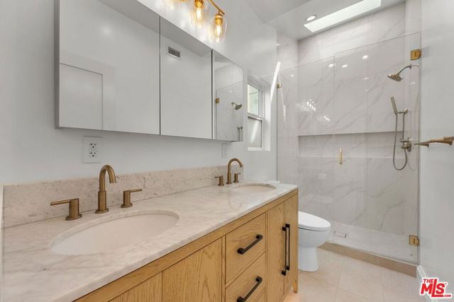 9005 ROSEWOOD Avenue, West Hollywood, CA 90048