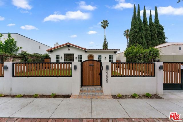 9005 ROSEWOOD Avenue, West Hollywood, CA 90048