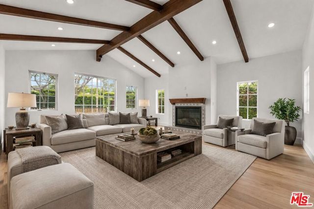 9005 ROSEWOOD Avenue, West Hollywood, CA 90048