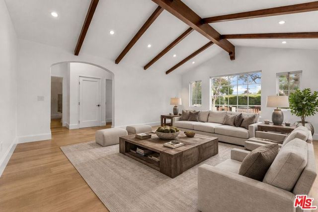 9005 ROSEWOOD Avenue, West Hollywood, CA 90048