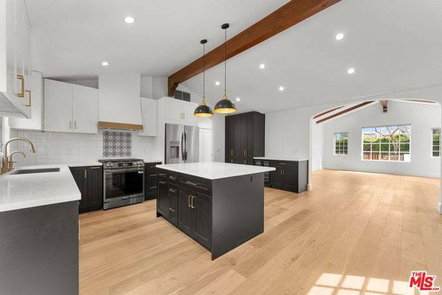 9005 ROSEWOOD Avenue, West Hollywood, CA 90048