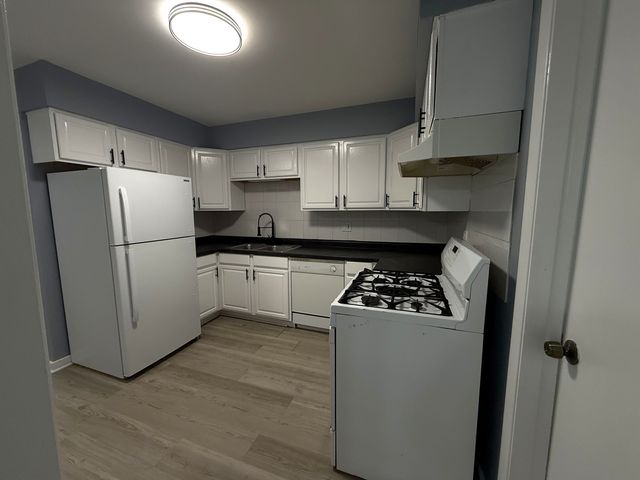 44 King Arthur Court 12, Northlake, IL 60164