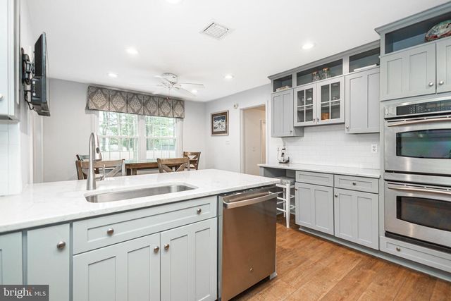 10 BAILEY DR, Washington Crossing, PA 18977