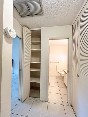 2854 E Ashley Dr Drive E B, West Palm Beach, FL 33415