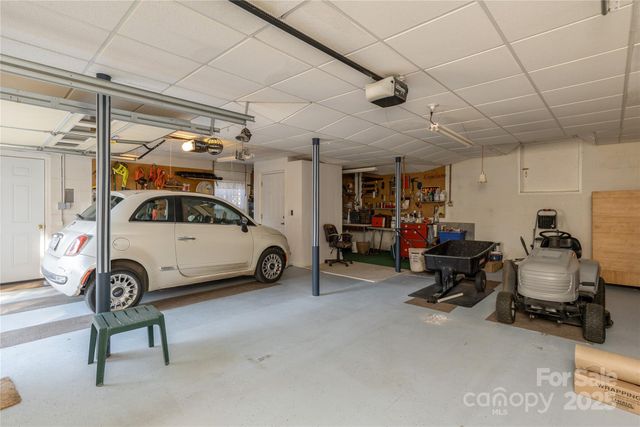 135 Reservoir Drive, Hendersonville, NC 28739