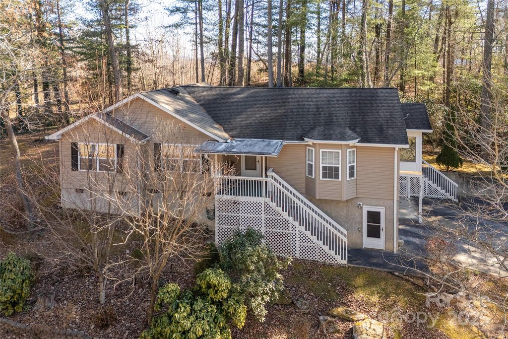 135 Reservoir Drive, Hendersonville, NC 28739