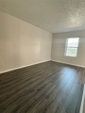 107 E Willowick Avenue 6, Friendswood, TX 77546