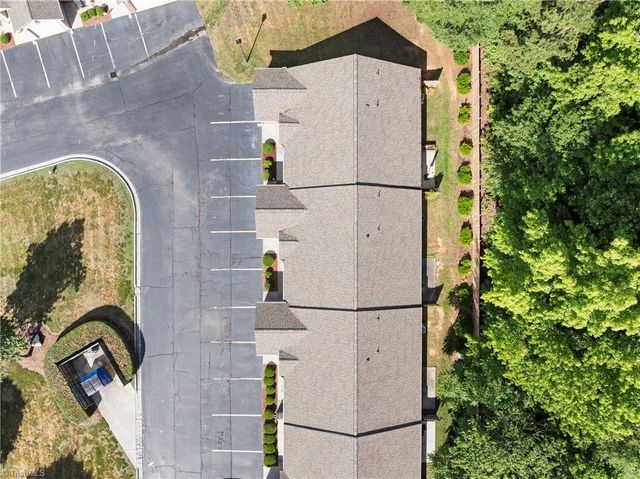 402 Pinefield Place, Thomasville, NC 27360