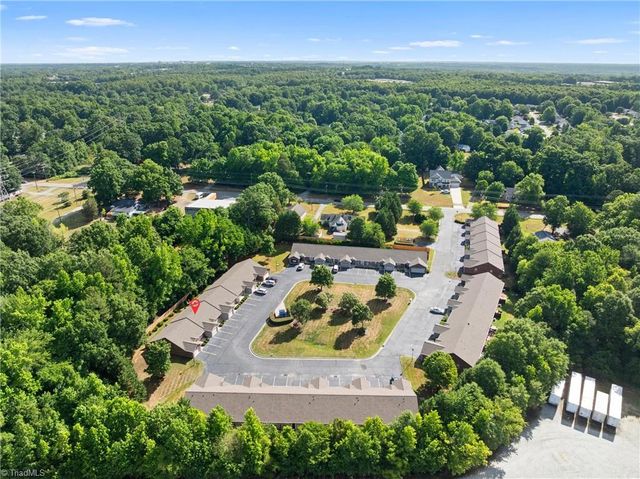 402 Pinefield Place, Thomasville, NC 27360