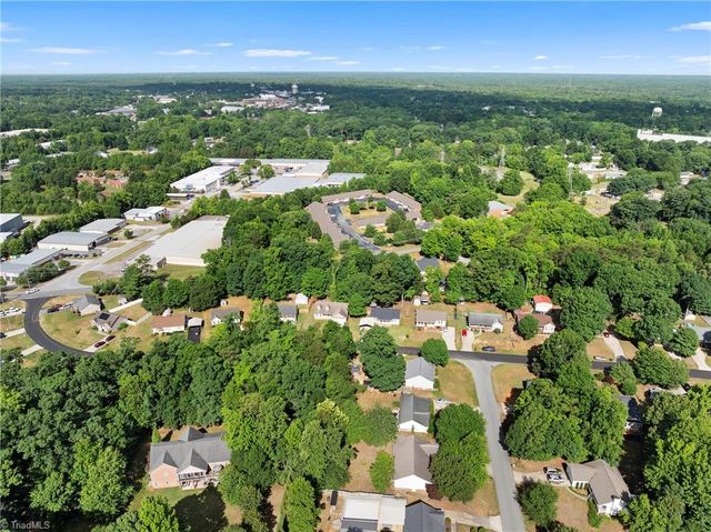 402 Pinefield Place, Thomasville, NC 27360