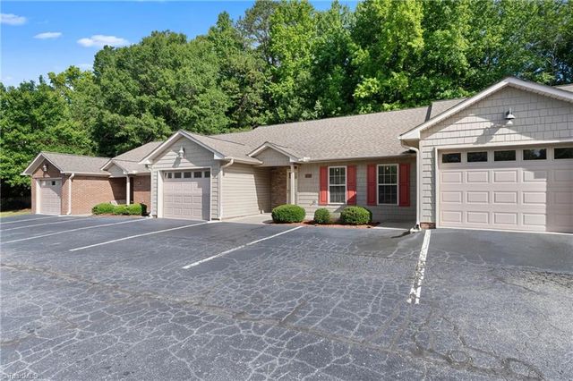402 Pinefield Place, Thomasville, NC 27360