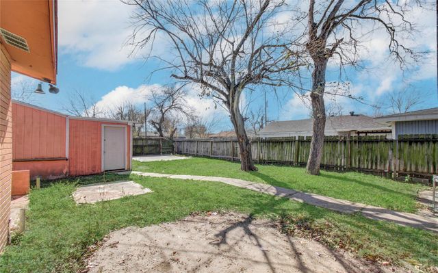 1913 2nd Avenue N, Texas City, TX 77590