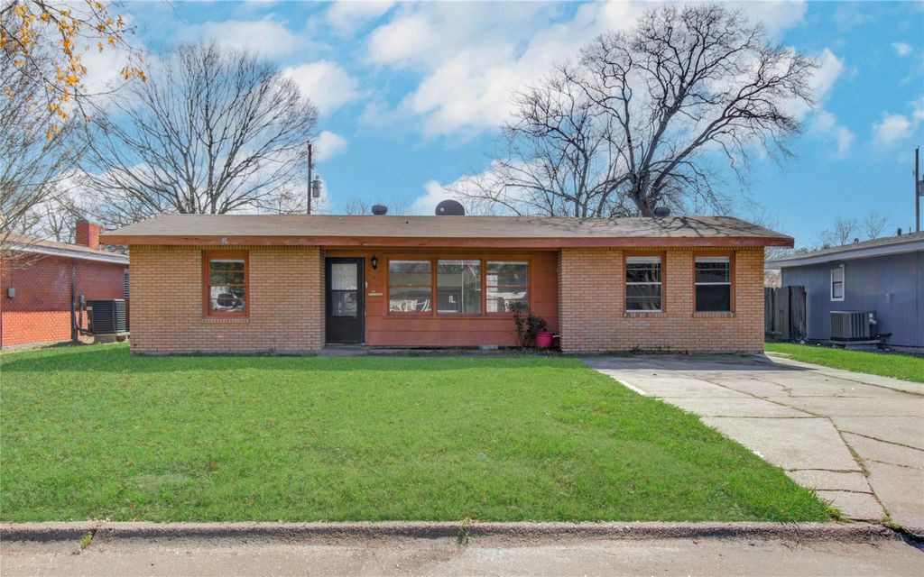 1913 2nd Avenue N, Texas City, TX 77590