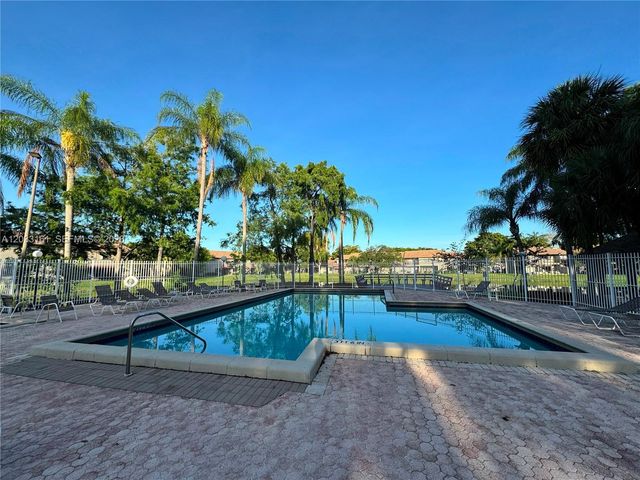 9023 Vineyard Lake Dr 0, Plantation, FL 33324