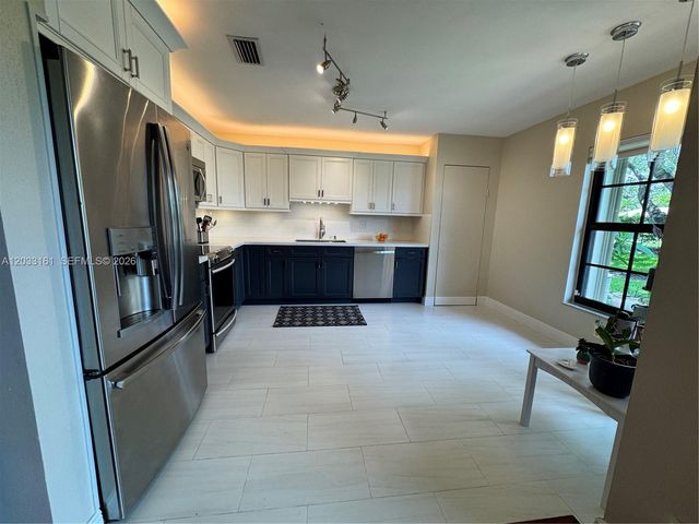 9023 Vineyard Lake Dr 0, Plantation, FL 33324