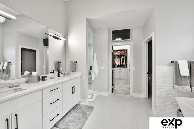 2373 S 220th Avenue, Elkhorn, NE 68022